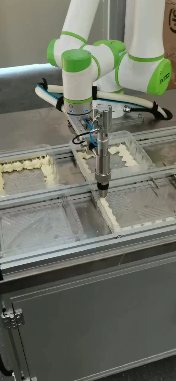 中央厨房现场实拍：协作机器人在食品托盘上执行定量作业